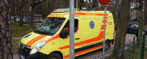 Карета скорой помощи прибывает в Латвийский центр инфектологии Карета скорой помощи прибывает в Латвийский центр инфектологии - Sputnik Latvija