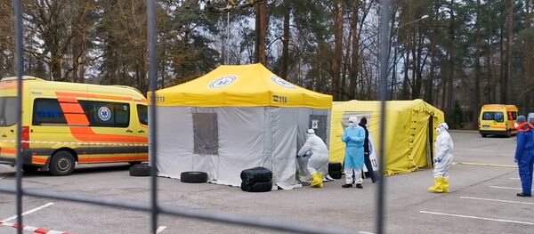 Анализ на коронавирус в палатке: как выглядит мобильная лаборатория в Риге Анализ на коронавирус в палатке: как выглядит мобильная лаборатория в Риге - Sputnik Latvija