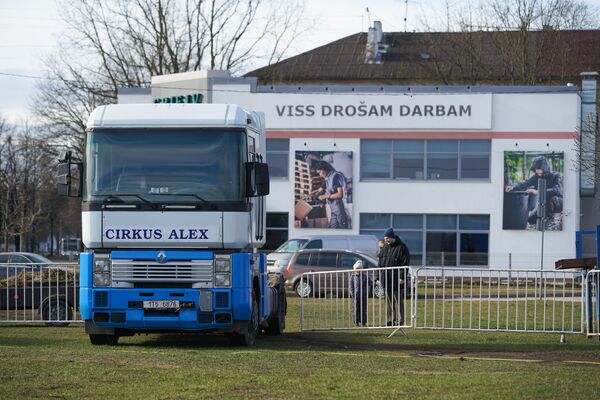 Приходят и латыши, и русские: блокированным эпидемией чехам помогает вся Рига Приходят и латыши, и русские: блокированным эпидемией чехам помогает вся Рига - Sputnik Латвия