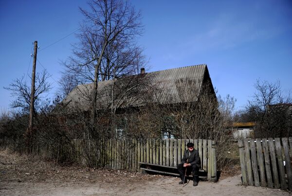 Иван Шаменок (90 лет) у своего дома в деревне Тульговичи на территории Полесского радиационно-экологического заповедника - Sputnik Латвия