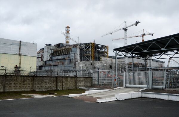 Саркофаг над четвертым энергоблоком Чернобыльской АЭС - Sputnik Латвия