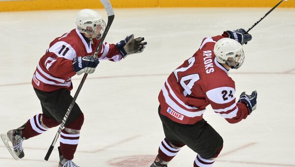 Игроки юниорской сборной Латвии Эдгарс Хомяков и Олаф Аплокс - Sputnik Латвия