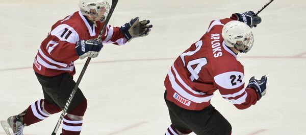 Игроки юниорской сборной Латвии Эдгарс Хомяков и Олаф Аплокс - Sputnik Латвия