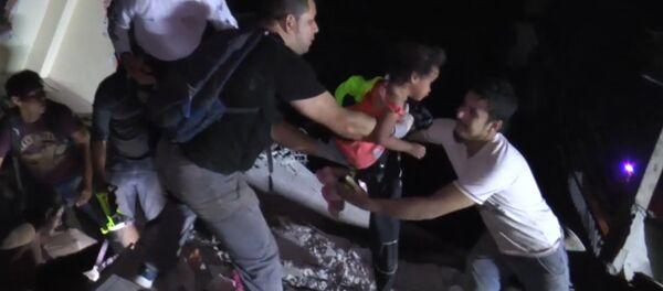 Землетрясение в Эквадоре: спасательная операция и кадры разрушений Землетрясение в Эквадоре: спасательная операция и кадры разрушений - Sputnik Латвия