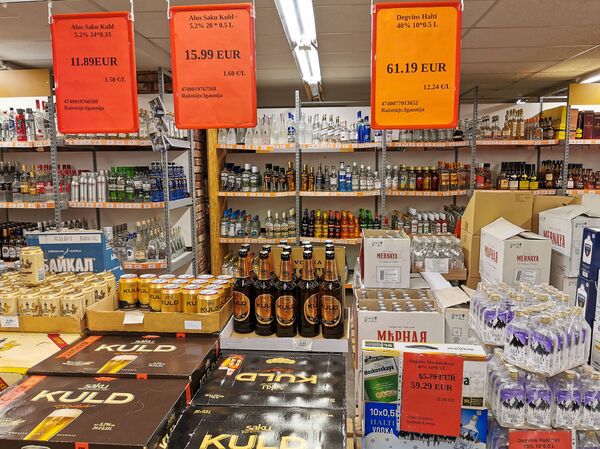 Трагедия на границе: латыши сидят без врачей в Валге, эстонцы - без дешевой водки в Валке - Sputnik Латвия