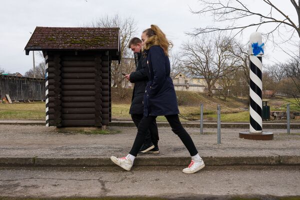 Трагедия на границе: латыши сидят без врачей в Валге, эстонцы - без дешевой водки в Валке - Sputnik Латвия