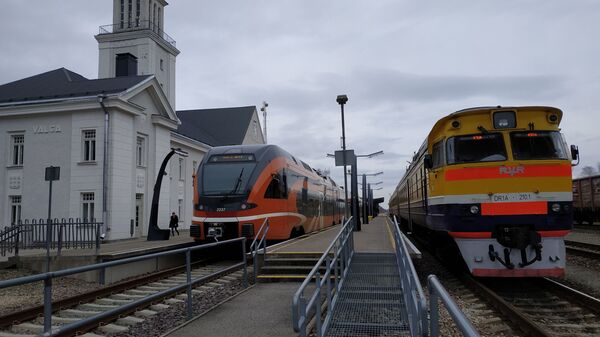 Эстонский дизельный поезд швейцарской компании Stadler (слева) и латвийский дизель производства RVR - Sputnik Latvija