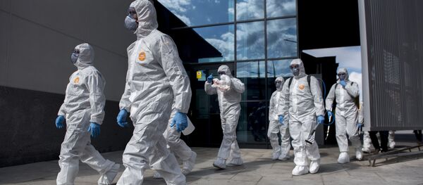 Солдаты испанской армии в защитных костюмах Солдаты испанской армии в защитных костюмах - Sputnik Латвия
