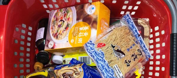 Корзина с продуктами в канадском супермаркете - Sputnik Латвия