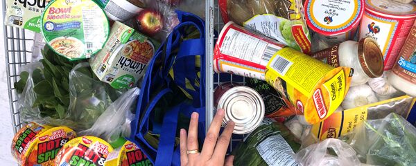 Покупатель с тележкой, наполненной продуктами в супермаркете в Канаде  - Sputnik Латвия