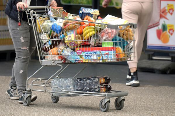 Покупатель с тележкой, наполненной продуктами в супермаркете в Австрии  - Sputnik Латвия