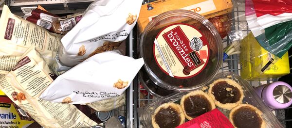 Корзина с продуктами в канадском супермаркете Корзина с продуктами в канадском супермаркете - Sputnik Latvija