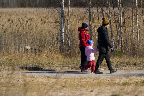 Рижане гуляют семьями. - Sputnik Латвия