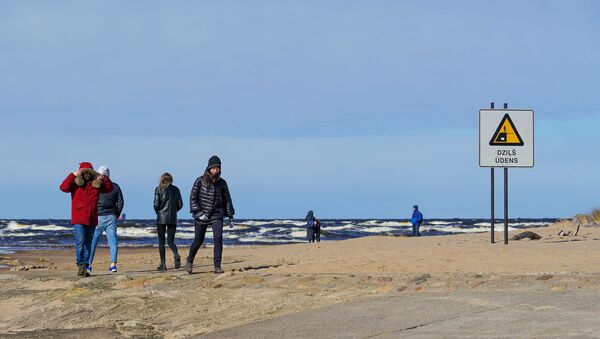 Солнечным и ветреным субботним днем рижане потянулись на природу. Мол Мангальсалы стал прекрасным местом для прогулки - Sputnik Латвия