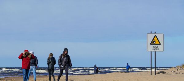 Солнечным и ветреным субботним днем рижане потянулись на природу. Мол Мангальсалы стал прекрасным местом для прогулки. - Sputnik Латвия