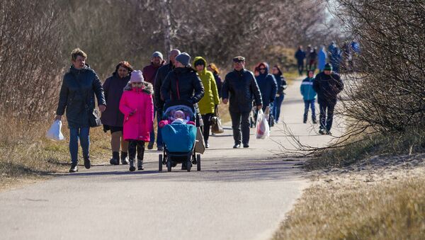 Солнечным и ветреным субботним днем рижане потянулись на природу. Мол Мангальсалы стал прекрасным местом для прогулки - Sputnik Latvija
