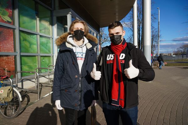 Трудные времена объединяют латвийцев: как работают волонтерские программы - Sputnik Латвия