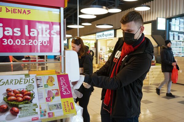 Трудные времена объединяют латвийцев: как работают волонтерские программы - Sputnik Латвия