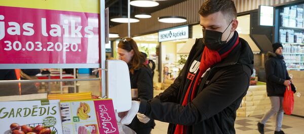 Соблюдение мэр предосторожности прежде всего. Маска, перчатки и дезинфекция в магазине Соблюдение мэр предосторожности прежде всего. Маска, перчатки и дезинфекция в магазине - Sputnik Latvija