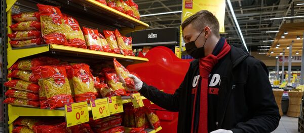 Макароны у нуждающихся почти в каждом заказе - Sputnik Латвия