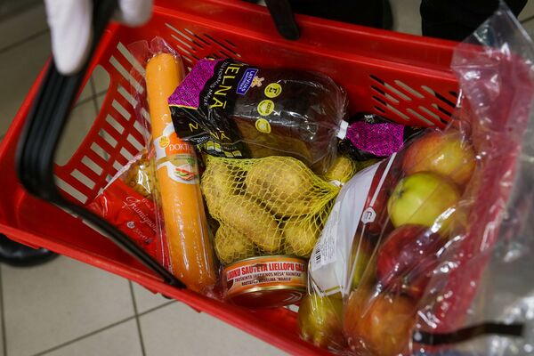 Трудные времена объединяют латвийцев: как работают волонтерские программы - Sputnik Латвия