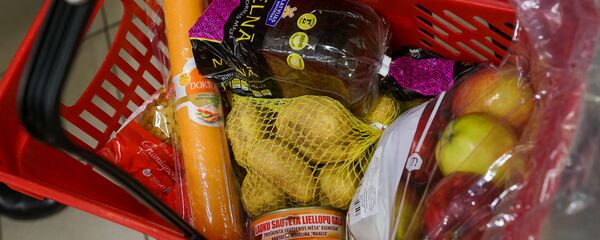 Стандартный набор: картофель, макароны, колбаса, тушенка, черный хлеб и яблоки - Sputnik Латвия