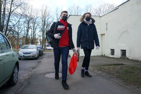 Трудные времена объединяют латвийцев: как работают волонтерские программы - Sputnik Латвия