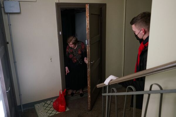 Трудные времена объединяют латвийцев: как работают волонтерские программы - Sputnik Латвия