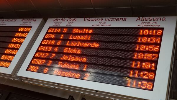 Информационное табло отправления поездов на железнодорожной станции Рига - Sputnik Латвия