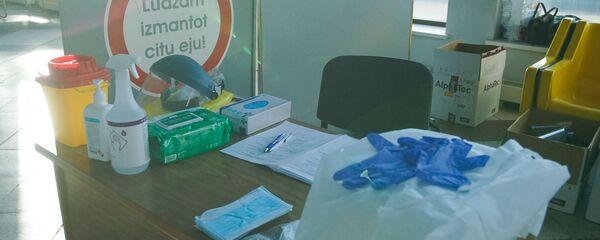 Рабочее место врача, который будет делать экспресс анализ на коронавирус - Sputnik Латвия