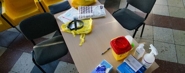 Рабочее место врача, который будет делать экспресс анализ на коронавирус Рабочее место врача, который будет делать экспресс анализ на коронавирус - Sputnik Latvija