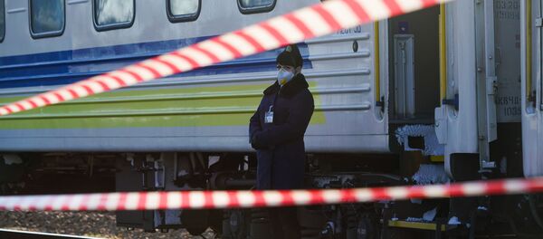 Проводник поезда Киев-Рига в защитной маске - Sputnik Латвия