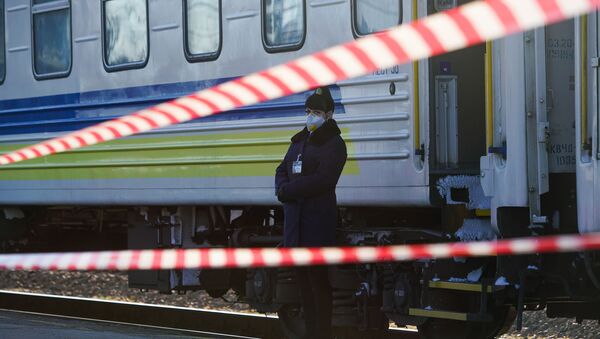 Проводник поезда Киев-Рига в защитной маске - Sputnik Латвия