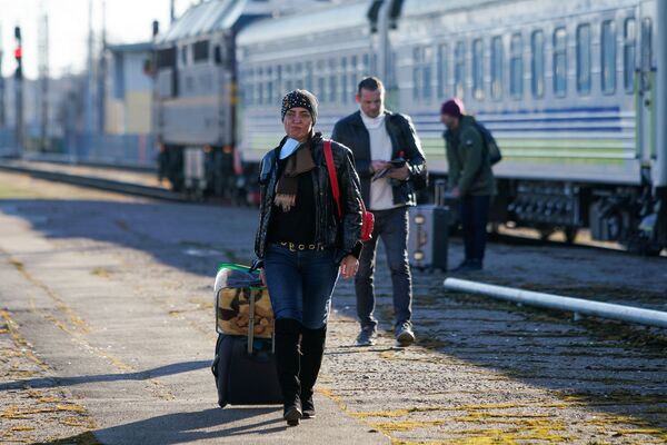 Дипломатическая миссия выполнена: как Рига и Киев менялись репатриантами - Sputnik Латвия