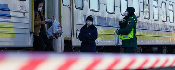 Пассажиры поезда Киев-Рига выходят из вагона Пассажиры поезда Киев-Рига выходят из вагона - Sputnik Latvija