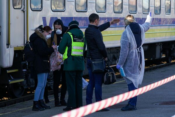 Дипломатическая миссия выполнена: как Рига и Киев менялись репатриантами - Sputnik Латвия