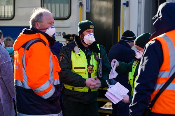 Дипломатическая миссия выполнена: как Рига и Киев менялись репатриантами - Sputnik Латвия