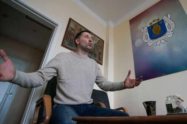 Чтобы граждане возвращались в Латвию, нужно выйти из ЕС: Еремеев о будущем страны Чтобы граждане возвращались в Латвию, нужно выйти из ЕС: Еремеев о будущем страны - Sputnik Латвия