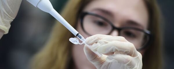 Сотрудница научно-исследовательской лаборатории Сотрудница научно-исследовательской лаборатории - Sputnik Latvija
