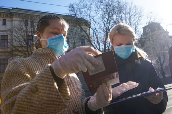 Возвращение домой: как Россия эвакуирует своих граждан из Латвии Возвращение домой: как Россия эвакуирует своих граждан из Латвии - Sputnik Латвия