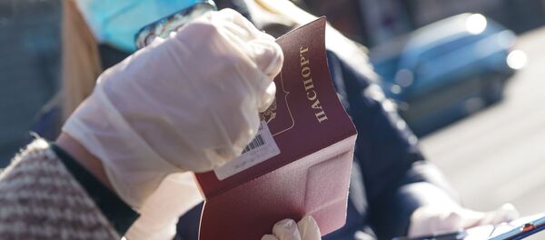 Специальный рейс Посольства России в Латвии для транспортировки россиян из Риги до российско-латвийской границы Специальный рейс Посольства России в Латвии для транспортировки россиян из Риги до российско-латвийской границы - Sputnik Latvija
