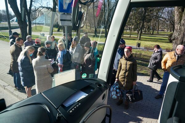 Возвращение домой: как Россия эвакуирует своих граждан из Латвии Возвращение домой: как Россия эвакуирует своих граждан из Латвии - Sputnik Латвия