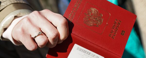 Специальный рейс Посольства России в Латвию для транспортировки россиян из Риги до российско-латвийской границы. Российский загранпаспорт Специальный рейс Посольства России в Латвию для транспортировки россиян из Риги до российско-латвийской границы. Российский загранпаспорт - Sputnik Латвия