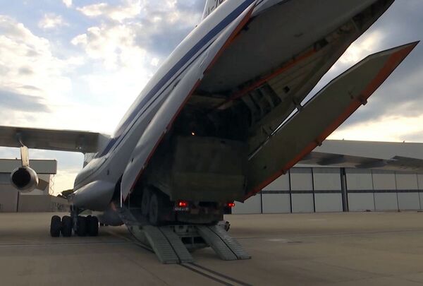 Бей коронавирус: чем поможет Италии военно-медицинский десант из России - Sputnik Латвия