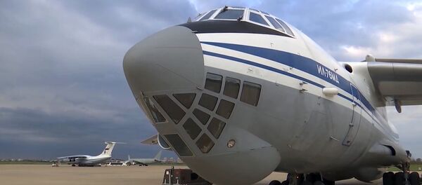 Военно-транспортный самолет ВКС России Ил-76 МД с медицинским оборудованием, предназначенным для борьбы с вирусом COVID-19, на итальянской авиабазе - Sputnik Latvija