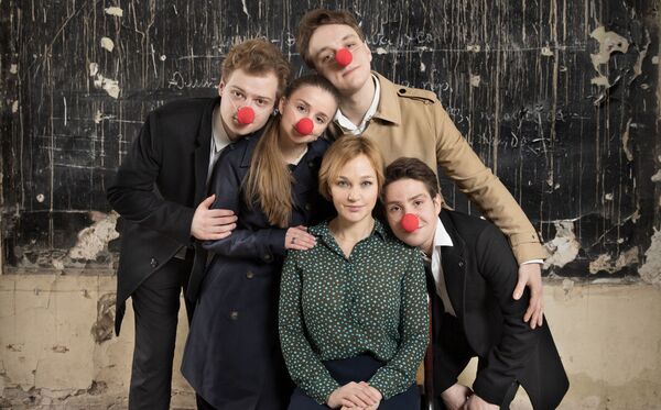 Не выходи из комнаты: коронаоке и театр в домашних тапочках, чем еще заняться дома - Sputnik Латвия