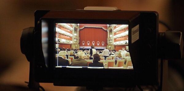 Не выходи из комнаты: коронаоке и театр в домашних тапочках, чем еще заняться дома - Sputnik Латвия