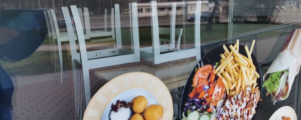 Витрина закрытого кафе Витрина закрытого кафе - Sputnik Latvija