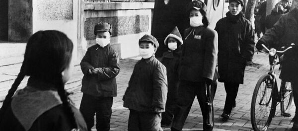 Люди в защитных масках на улицах Пекина, Китай, 1954 год Люди в защитных масках на улицах Пекина, Китай, 1954 год - Sputnik Латвия