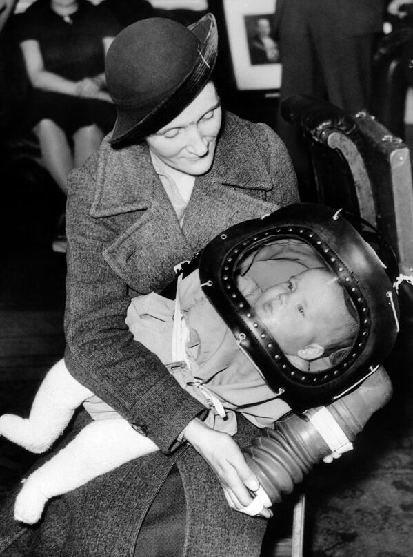 Противогаз для детей в возрасте до двух лет, известный как детский шлем, был впервые продемонстрирован 13 марта 1939 года в мэрии Холборн в Лондоне - Sputnik Латвия